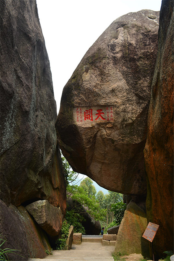 诏安新闻网 风光美食      九侯山可以开车直接到九侯禅寺门前,但建议